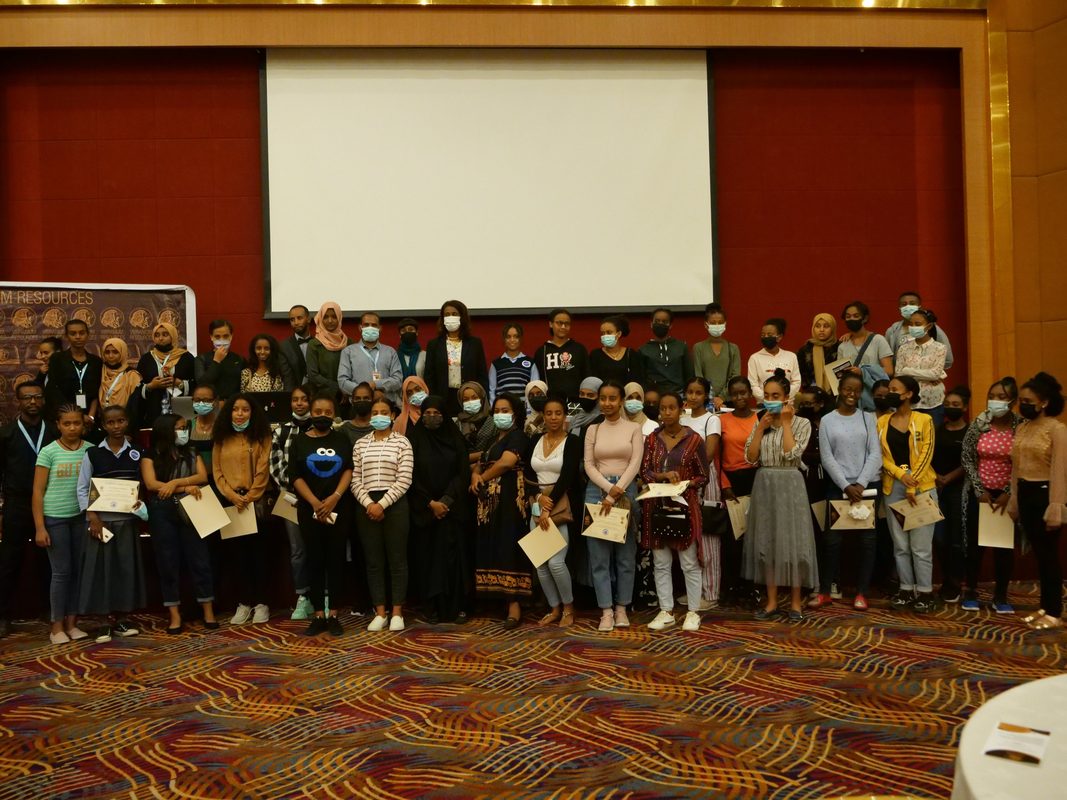 Participants of the VIBRANIUM Bootcamp standing together with their certificates